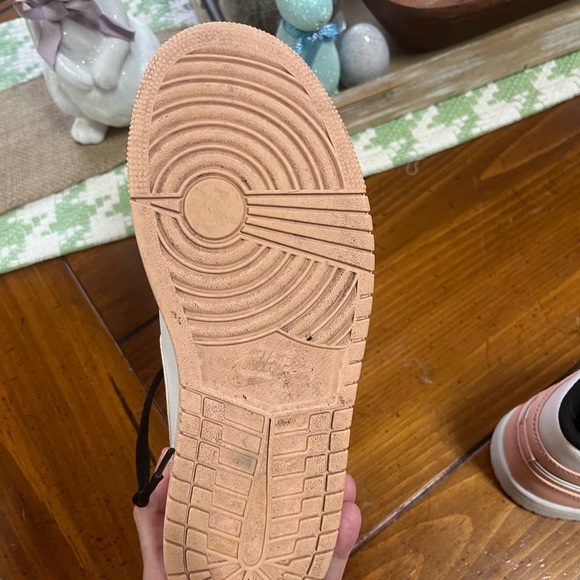 Air Jordan 1s Women's High-Top OG SE Sneakers - Bubble Gum - Picture 3 of 8